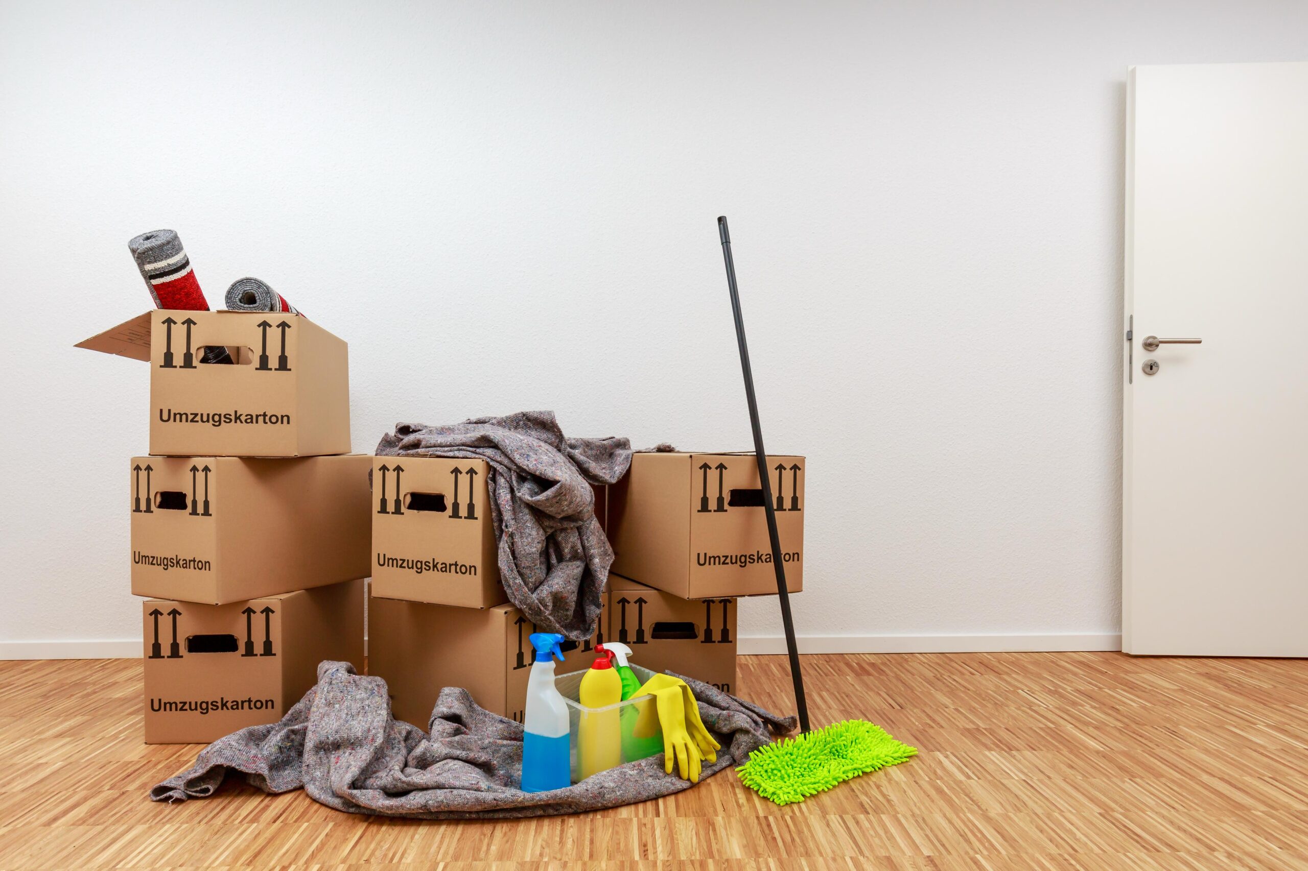 Reinigungsmittel und gepackte Kartons für eine besenreine Übergabe in Erkrath